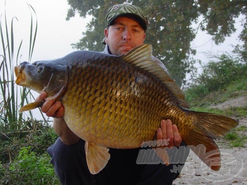 Sreter Martin cseh horgász 11,5 kg-os golyó pontya.