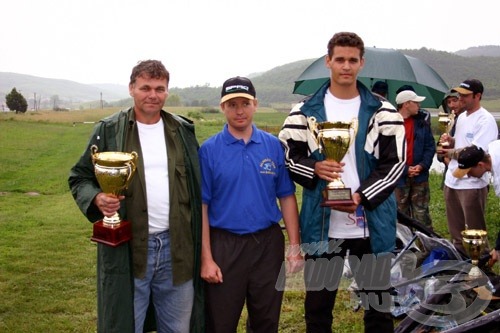 A győztes Sipos Team, Scharf Istvánnal a TOP-FISH 2001. Kft vezetőjével