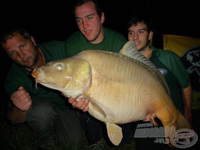 A 18-as helyen horgászó Bravo Carp Team csodaszép fogása, amelyet az első éjszaka sikerült horogvégre csalniuk. A hal pontos súlya 18,32 kg volt