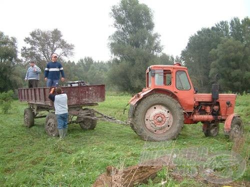 A versenyzőket egy pótkocsis traktor szállította a pályára. Két ismert horgász Fman és Gazza figyel a platón