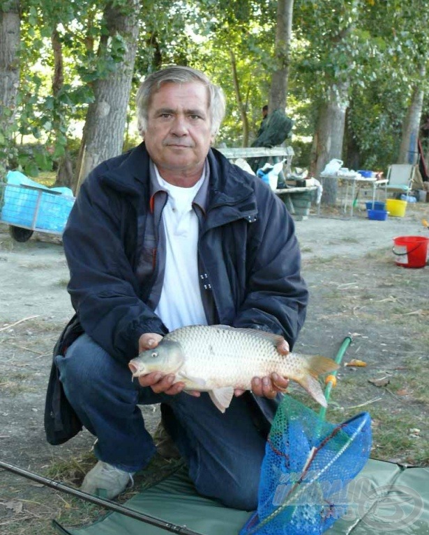 Egy ilyen kisebb ponty is kincset ért a hátsó szektorokban