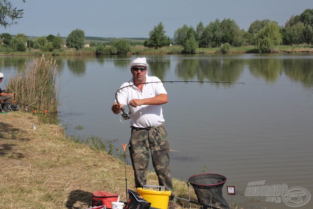 Szépen dolgozik a feeder. Pillanatkép a sekély vízről