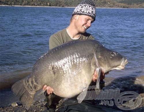 Klaus az egy hónapos horgászat során öt darab pontyot fogott. Ez a 26,5 kg-os tükrös volt a legnagyobb
