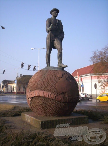 Jelky András, a nagy világutazó szobra. Ő nem segíthetett