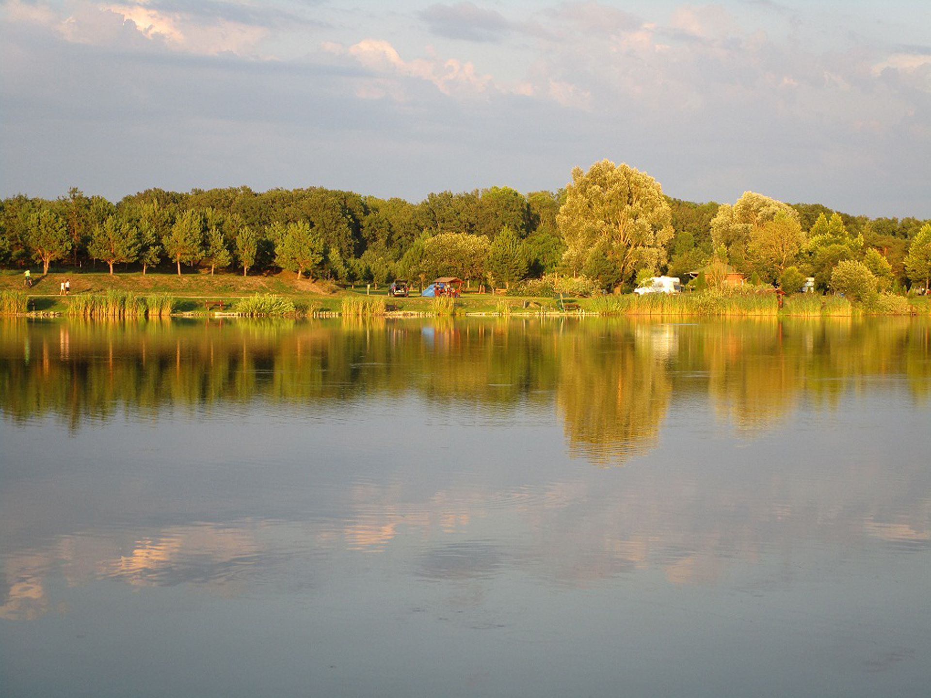 Gyönyörű naplemente a Sárberki tavon