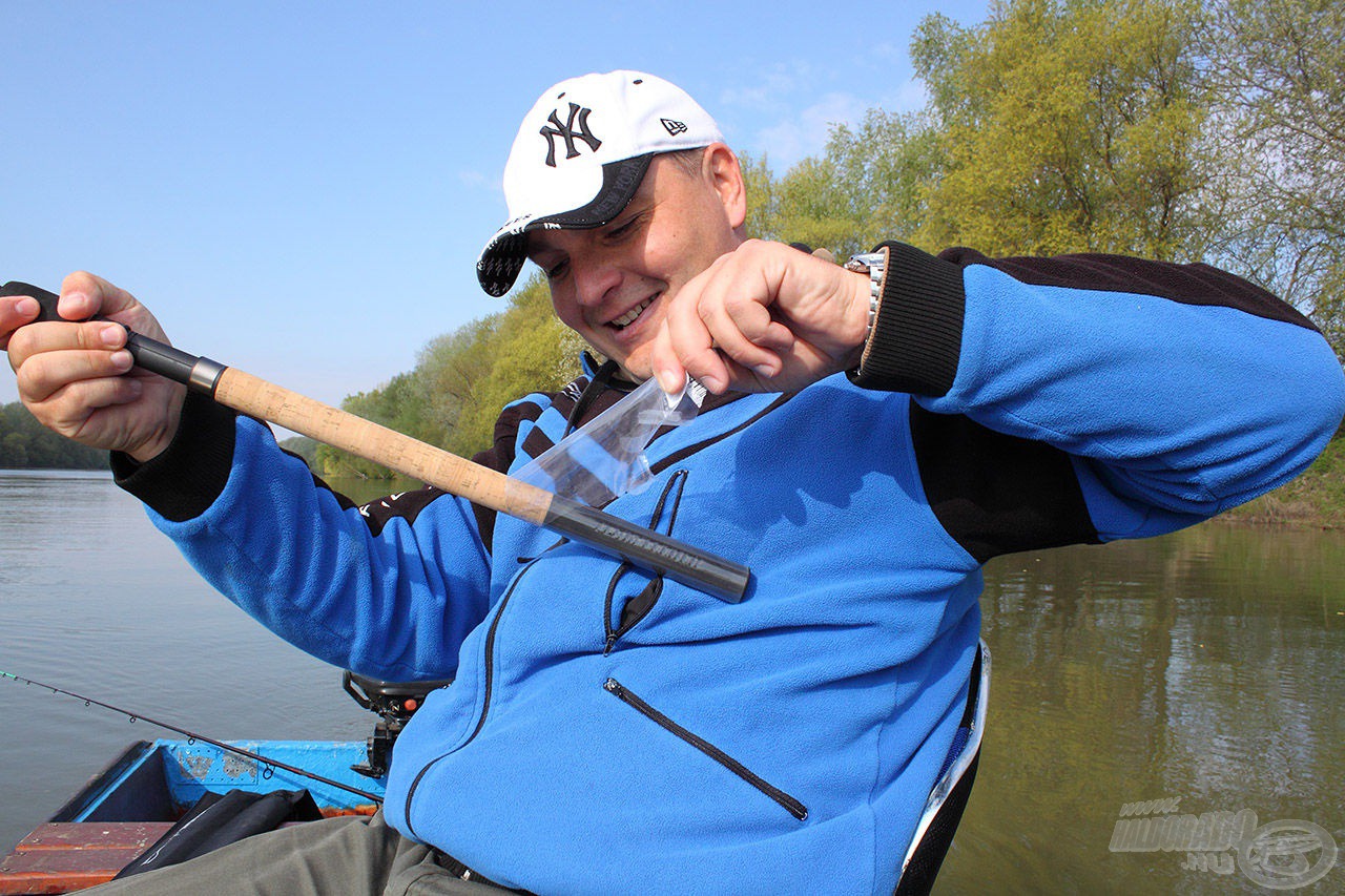 Az új szerzemény ellenőrzés alatt, Team Feeder Boat kivitel 2,7 méter H verzió… a legjobb pillanat a fóliát leszedni!