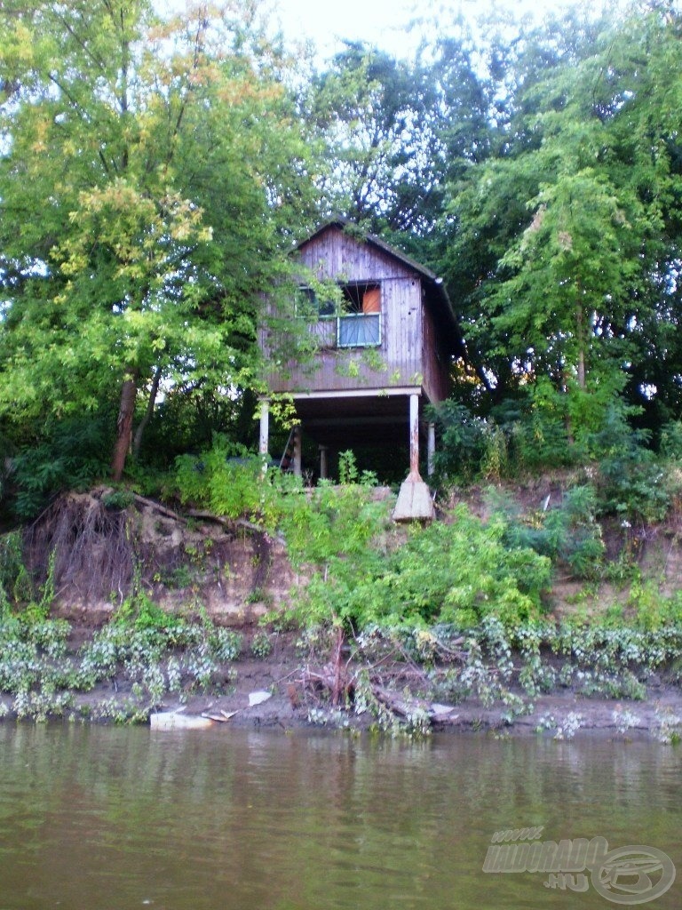 Ezt azóta már rég elvitte a víz. Darabkái talán a Tisza alján lapulnak valahol…