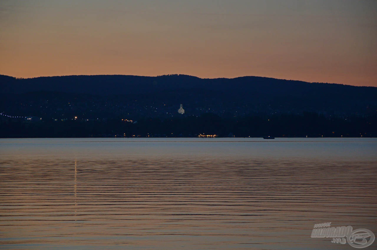 Lassan kigyúlnak a Balaton-part fényei, a pecának vége, irány a Tagore sétány!