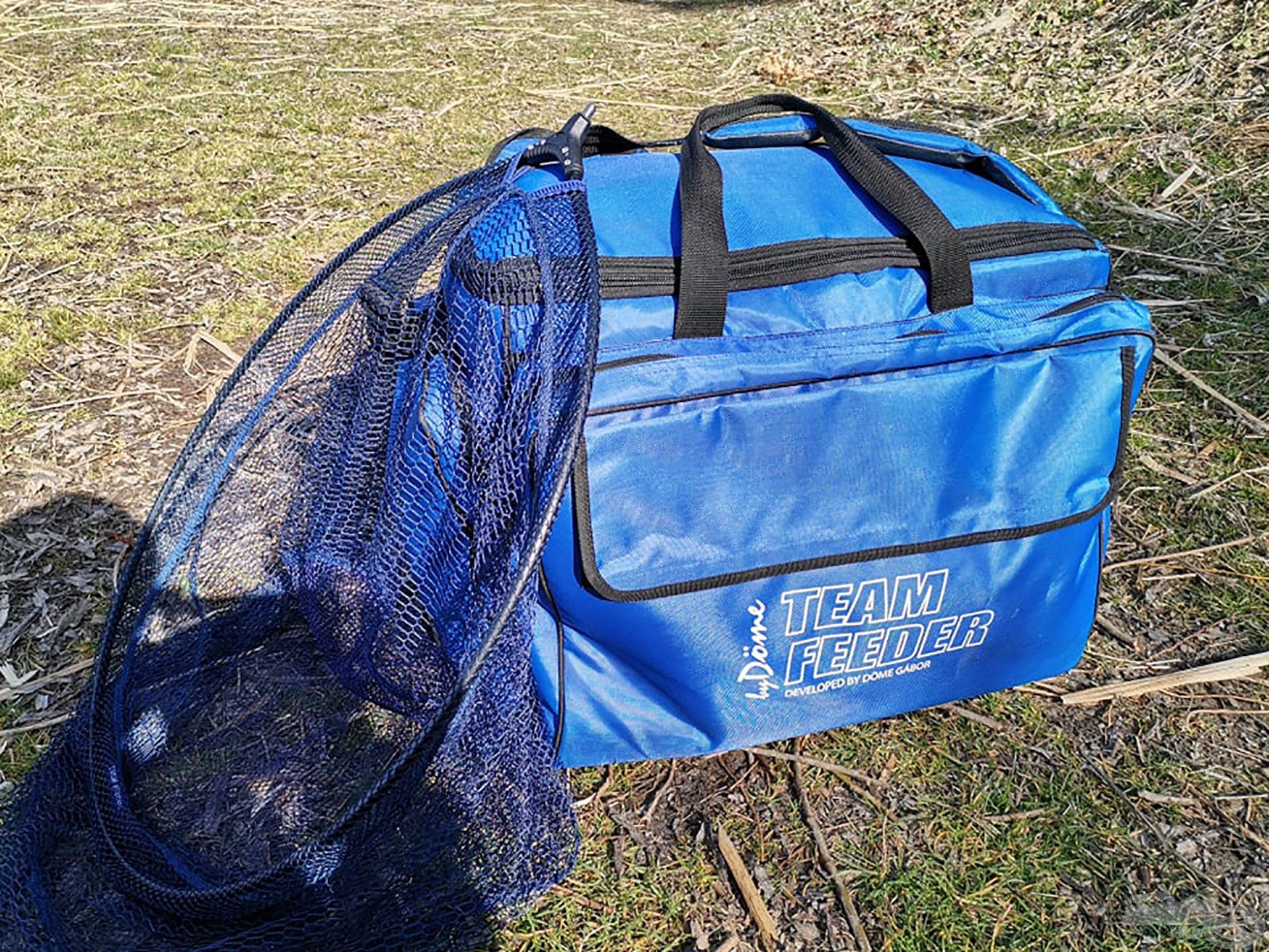 A By Döme TEAM FEEDER nagy szerelékes táska nyújtotta tágas térbe lehet pakolni bőven, csak tudjuk is becipelni a horgászhelyünkre