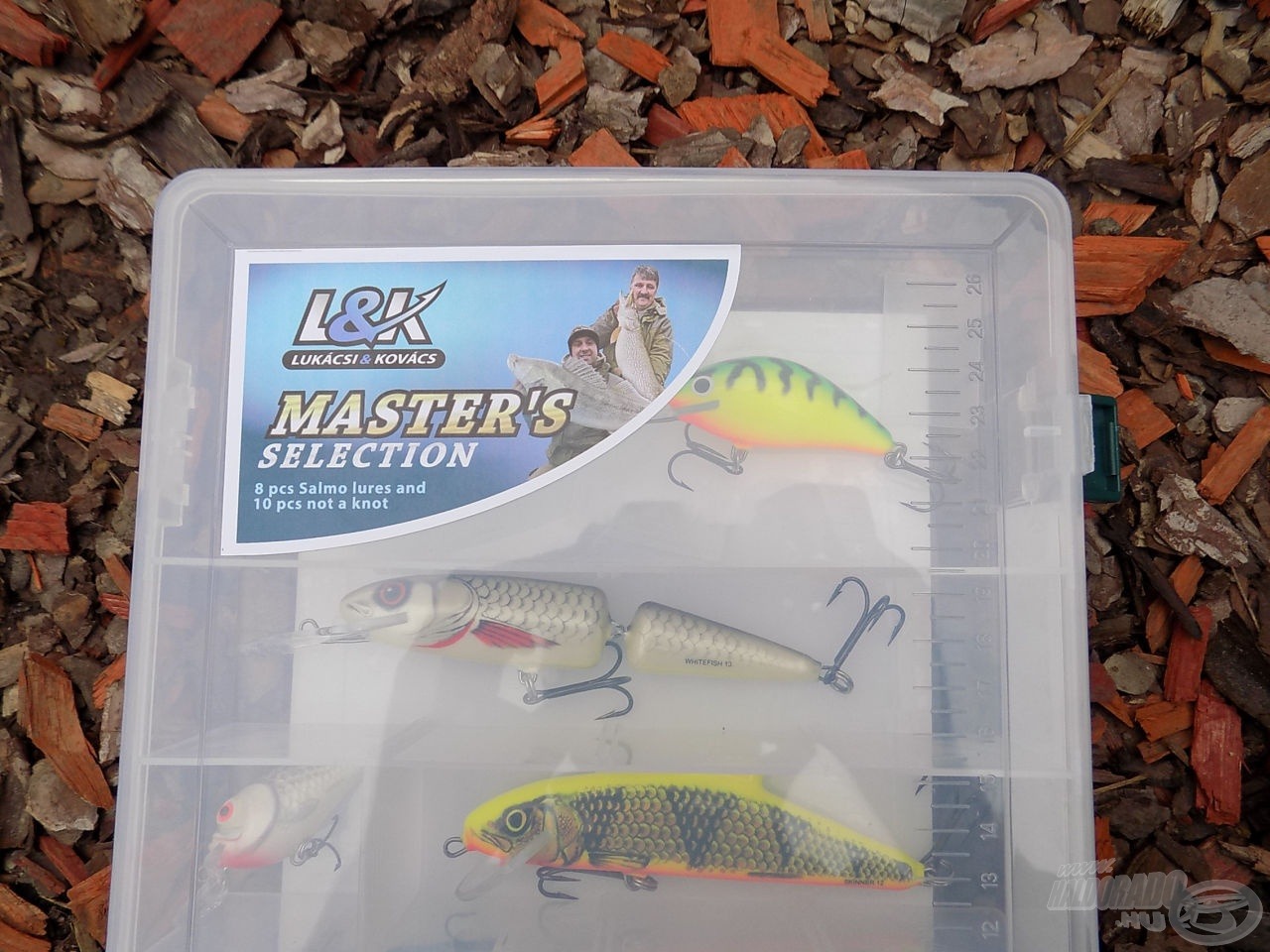 A Salmo Master’s Selection 8 féle wobblert és 10 db not-a-knot kapcsot tartalmaz