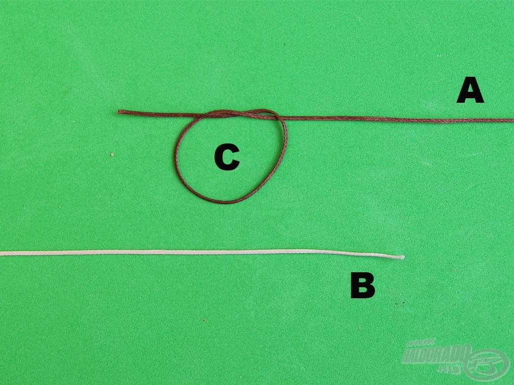 A képen sötét színnel, „A” betűvel jelöltem a dobóelőkét, világossal, „B” betűvel a főzsinórt. Kössünk egy egyszerű csomót - „C” - az „A” szálra!