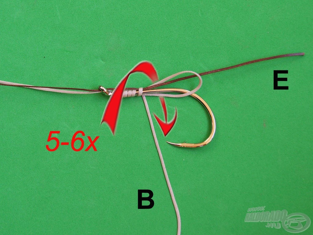Vegyük körül a „B” szálat a horogszár és a fül, valamint a barna színű „E” szál körül
