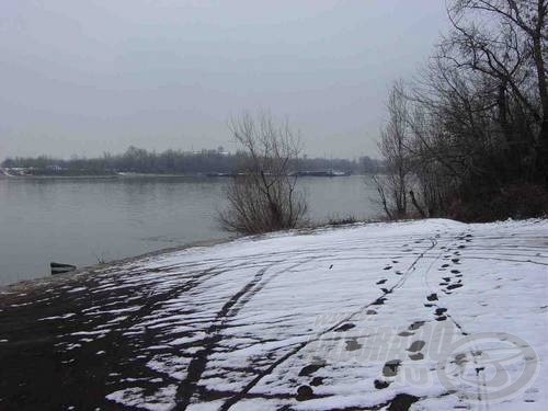 A kifolyó feletti parkoló sem árasztott tavaszi hangulatot