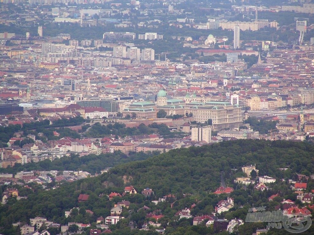 A folyó egy másik szakasza a hegyről nézve - igaz, a Dunát alig látni