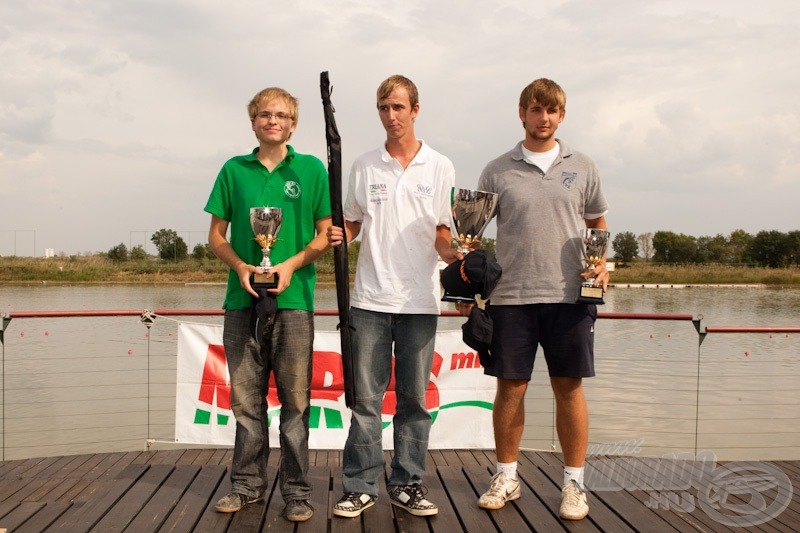 Az U18 kategória dobogósai balról jobbra: Schneider Zoltán 2. helyezett, Balogh Ákos 1. helyezett, Laszlóczki László 3. helyezett