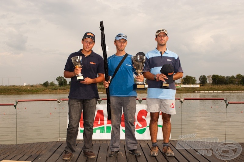 Az U22 kategória dobogósai balról jobbra: Koszorús Botond 2. helyezett, ifj. Török József 1. helyezett, Fotyék Péter 3. helyezett