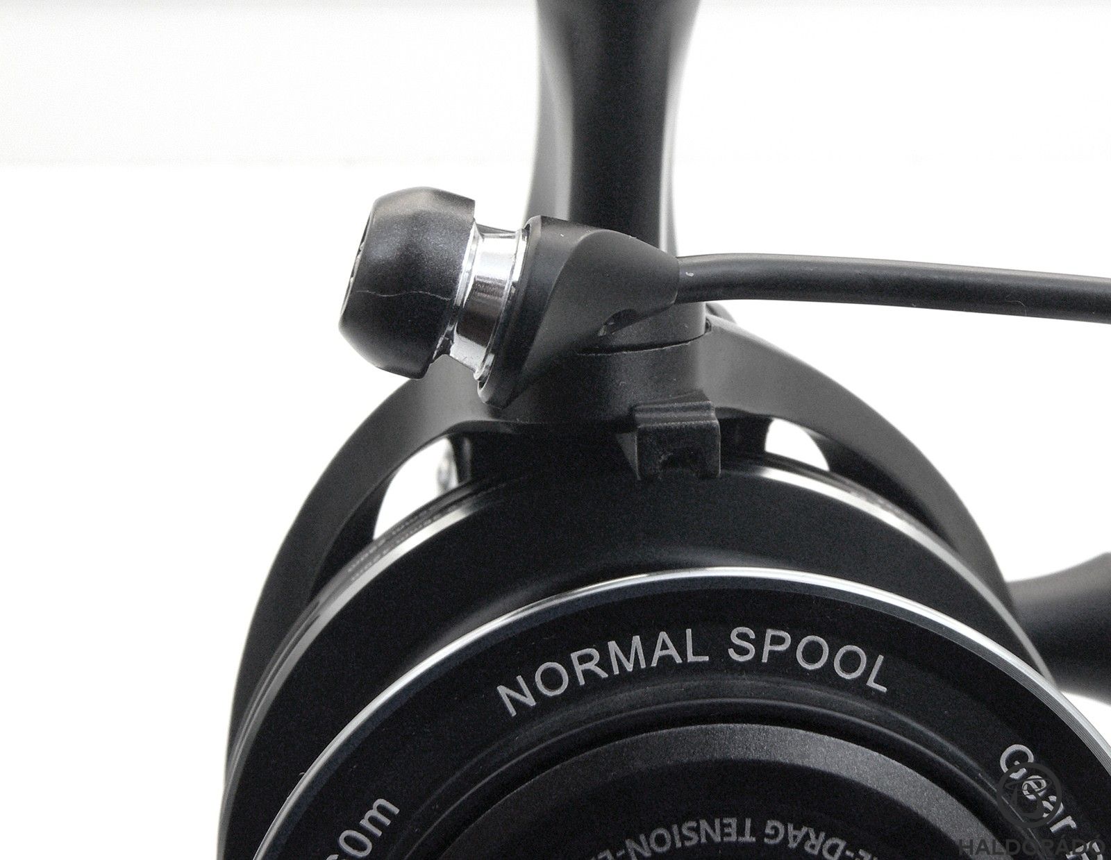 Az orsót nagyméretű zsinórvezető görgővel látták el