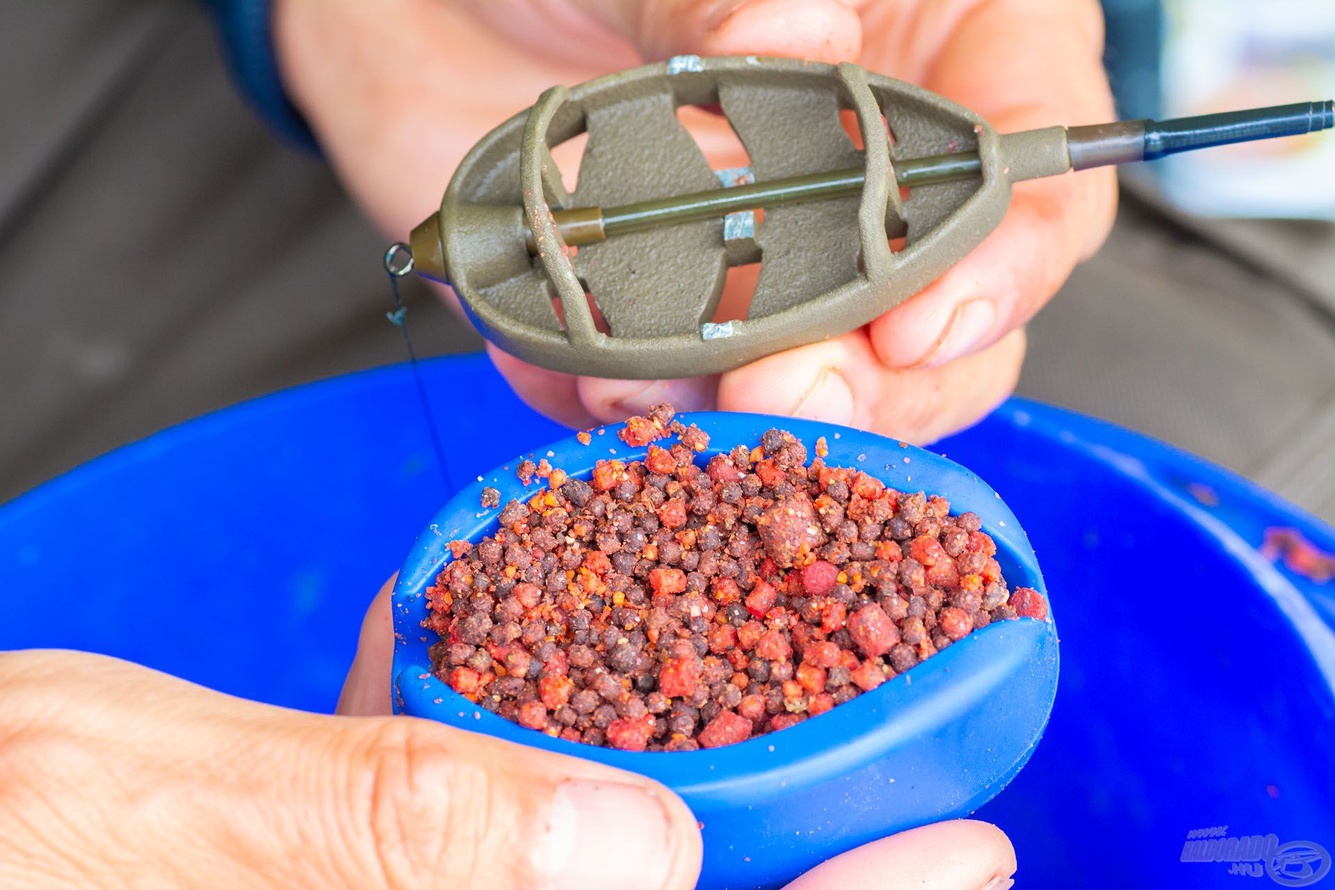 A töltőszerszámba elsőként a Pellet Pack Turbo Tüzes Ponty Mix kerül