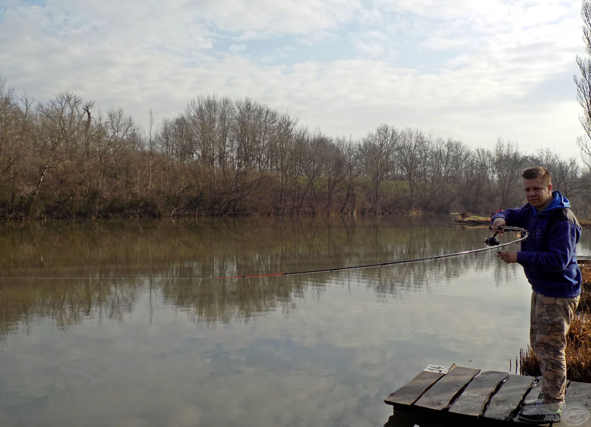 A keresőhorgászat tökéletesen működött! Ha jó helyre sikerült dobnom, pár percen belül kezdetét vehette a fárasztás. A Fine Carp feederbotok minden kapást követően gyönyörű görbületi ívvel segítettek az akasztástól…