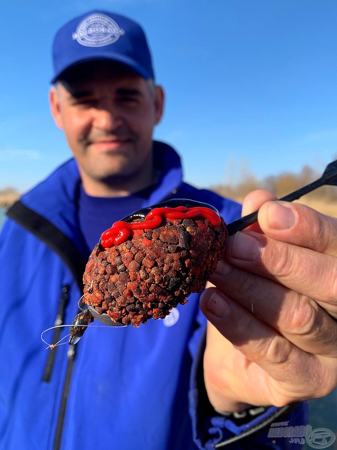 A JAM szépen megtapad a gombóc tetején és még a dobásokat is bírja