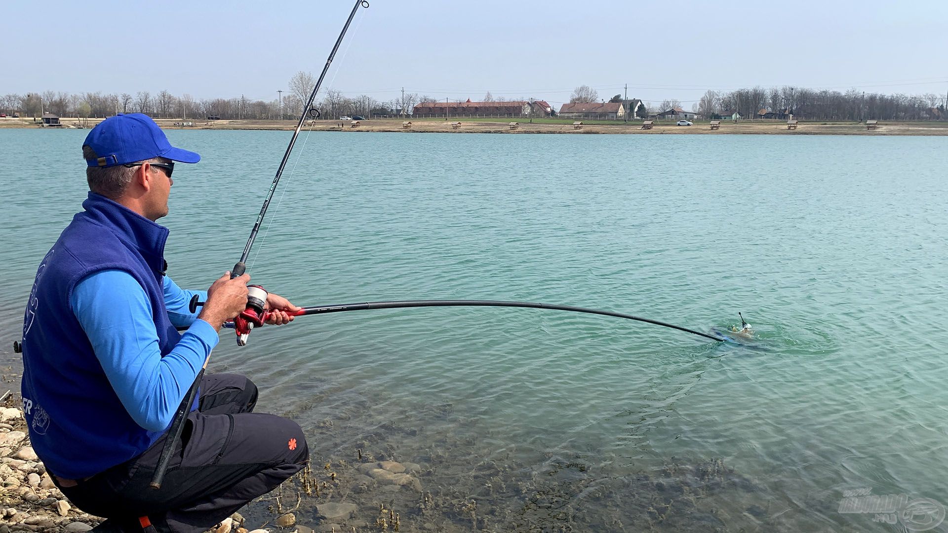 A Majosligeti Pihenő- és Horgászpark remek horgászvíz, teli hallal, bár itt is előfordul, hogy a körülmények megnehezítik a horgászok dolgát (a filmből kiderül ;))