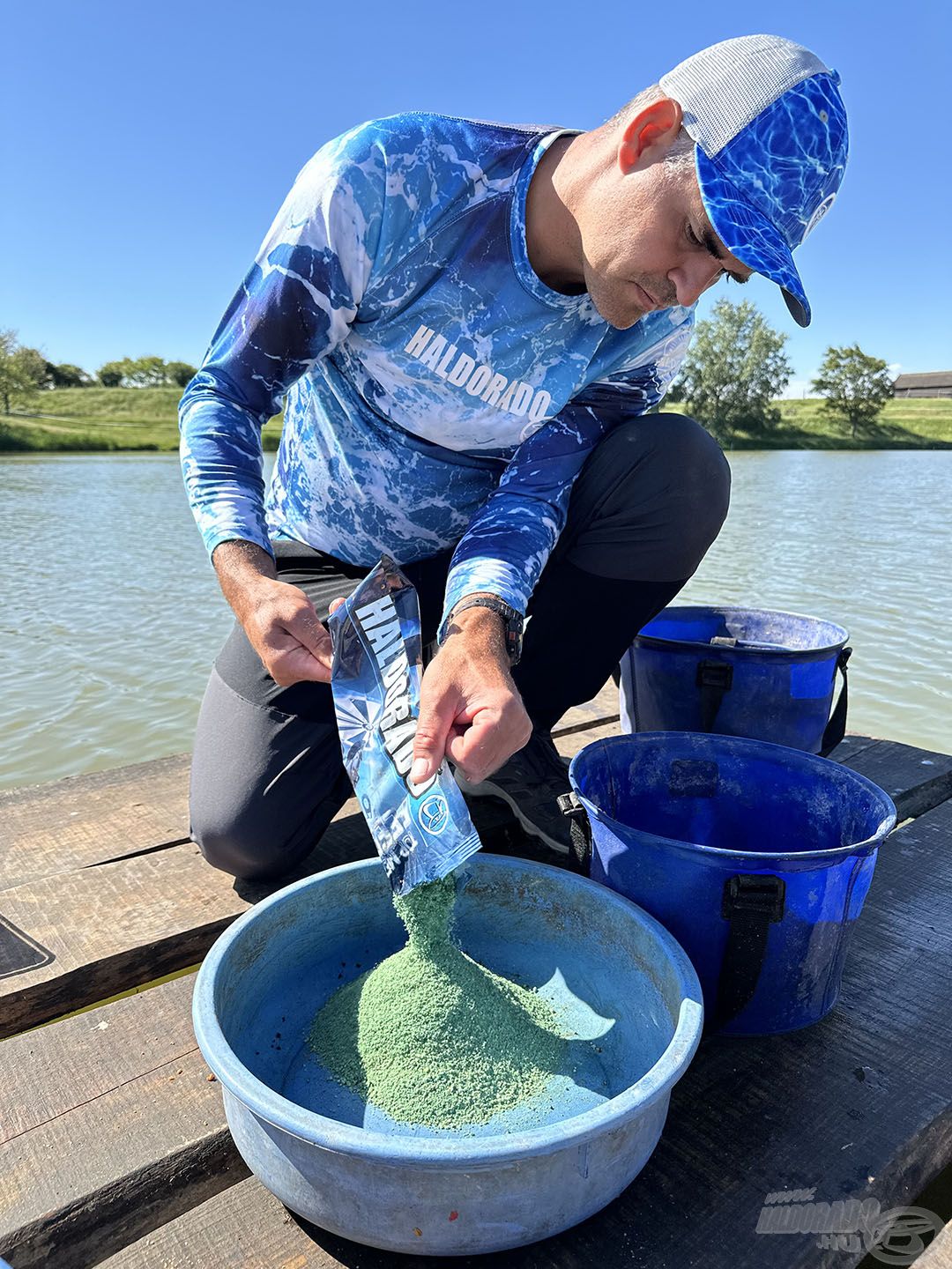 A Top Method Feeder - Amur naturális, zöldfűszeres etetőanyag, melybe került egy csomag Tejsavas Micro Mag Mix is