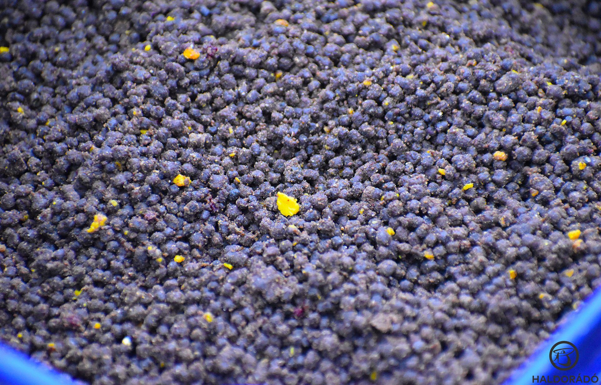 A pelletszemekre kevert kevés 4S Method Pellet Groundbait még attraktívabbá teszi a mixet