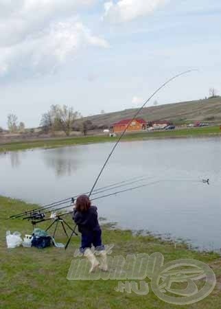 A türelmetlenség is jellemezte Benjit a fárasztások során. Minél előbb a partra a halat, bármilyen áron!