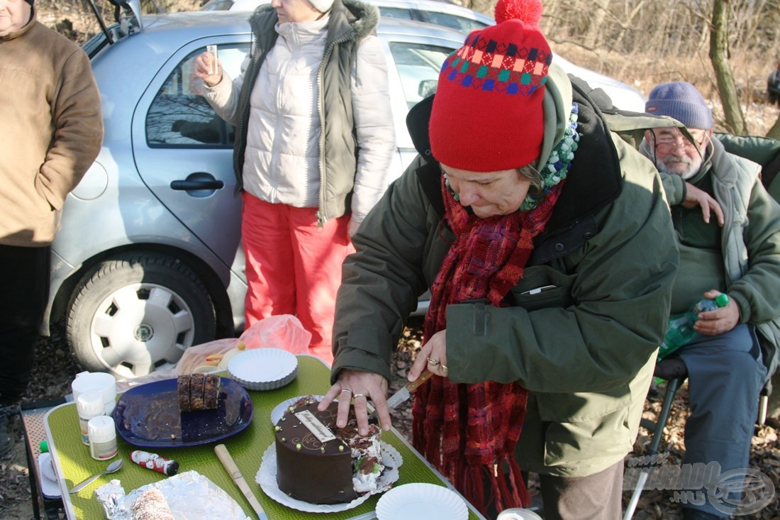 Miután mindenki körbecsókolt és megölelt mindenkit, jöhetett a torta felvágása. Mint láthatjuk, Andi precízen szeletel. Kriszti, már megint mi van a kezedben?!