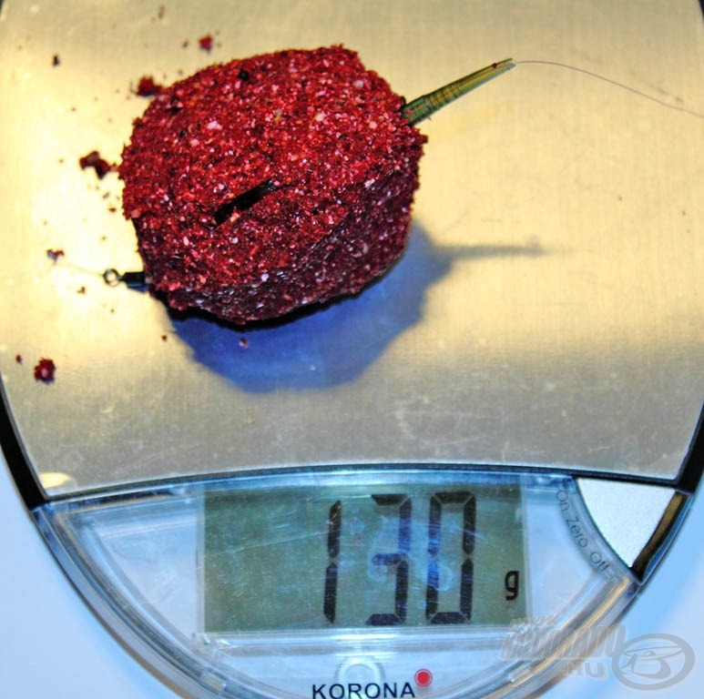 A saját tömeget (50gramm) levonva kiderül, hogy a nem épp kicsi gombóc 80 grammnyi etetőanyag 