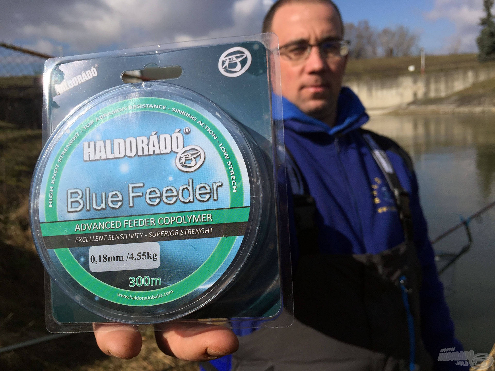 Az orsó dobjára a Haldorádó Blue Feeder főzsinór került