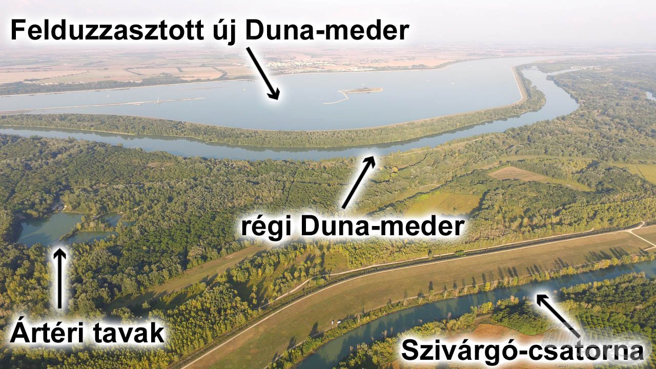 A nagy szlovákiai víztározó a felduzzasztott Dunával és új mederrel, alatta a Duna régi ága, legalul a Szivárgó-csatorna, ahol mi horgásztunk