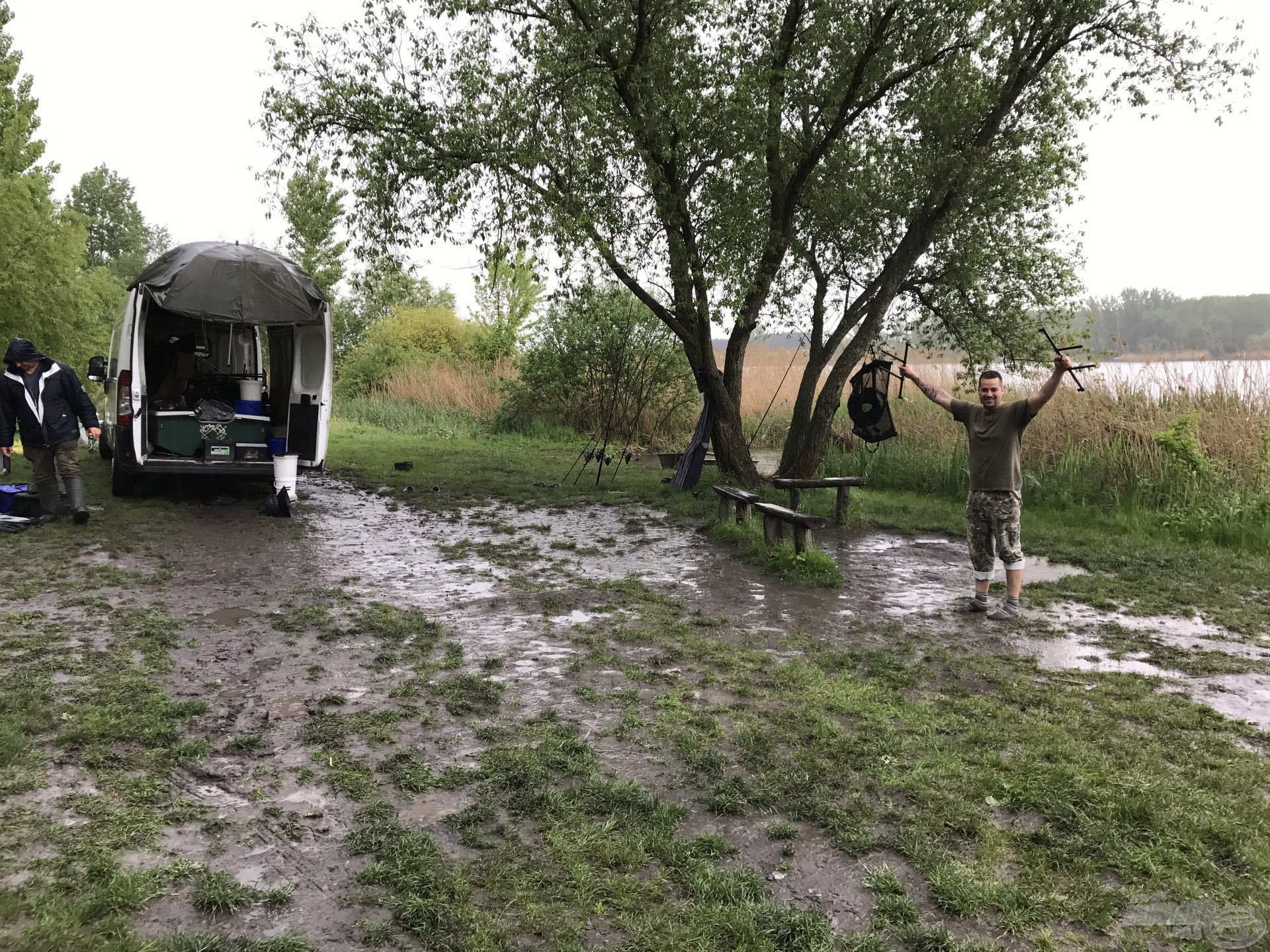 Az igazi kihívás: pakolás közben jött a felhőszakadás...