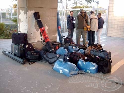 Megérkezés Assuánba. A sok átszállás végett kissé már untuk ekkor a rengeteg felszerelés ki-be pakolását.