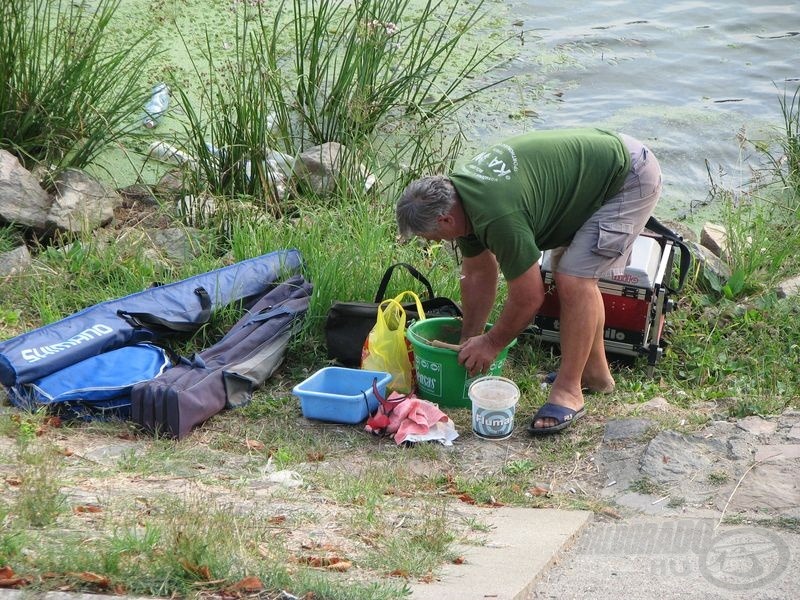 A verseny kezdetét jelző sípszó előtt csak a halcsatározásban nélkülözhetetlen kellékeket kellett még a megfelelő helyre és helyzetbe rakni…