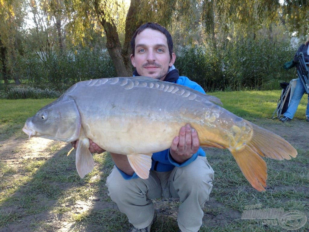 Ezen a tavon fogott két legnagyobb halam. Az egyik 10,1 kg súlyú tükörponty…