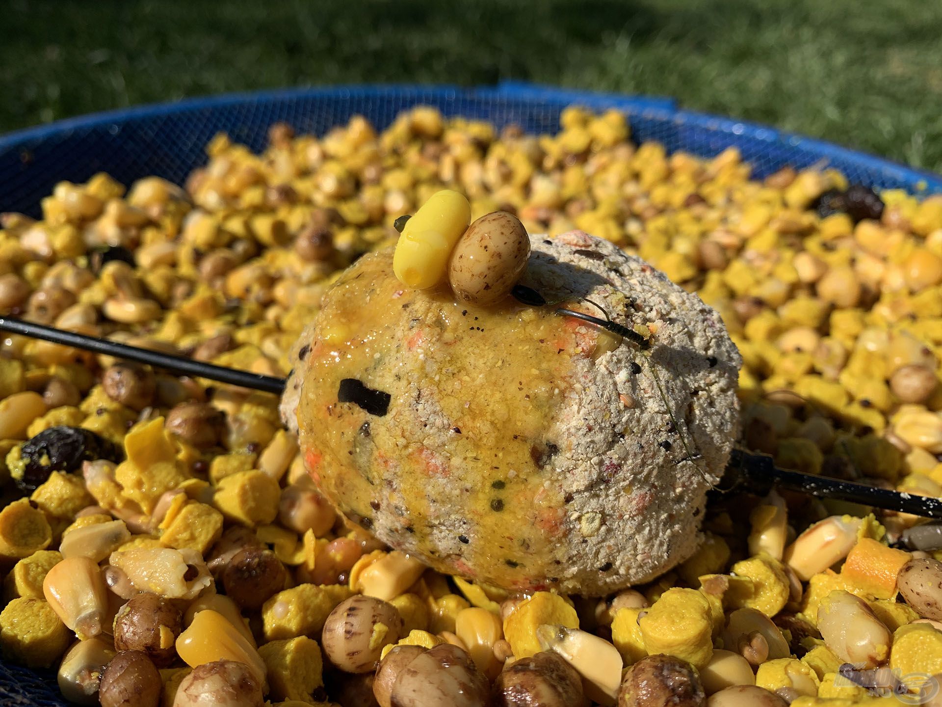 Mivel nem gyors, pörgős pecáról van szó, nagy gombócot érdemes bedobni, melyet nyugodtan lehet aromázni, hogy tovább tartson a csalogatóhatás