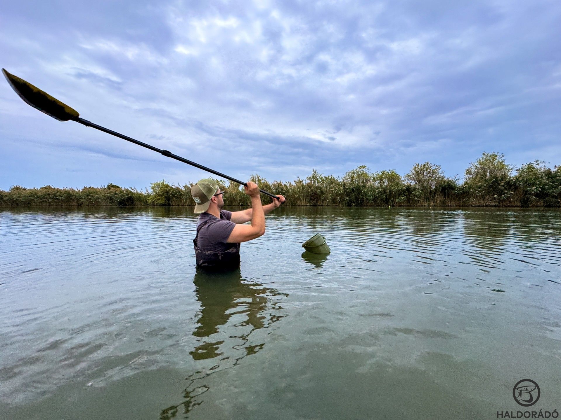 Dobókanál segítségével juttattam be ezt a mixet a markerúszó köré