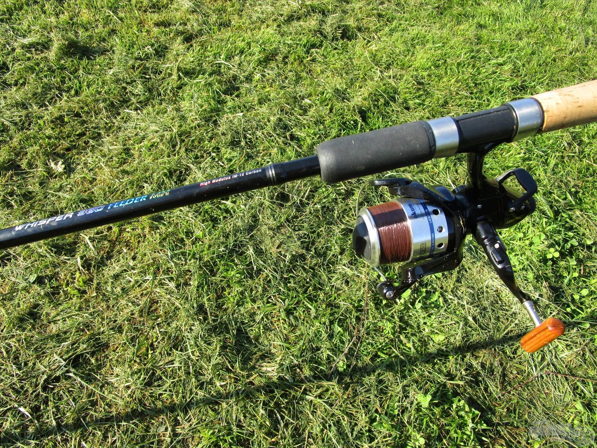 Két régi, de jól bevált feederbotot vittem magammal, mindkettőre nyeletőfékes orsót szereltem. Íme, egy Nevis Whisper Feeder 360 MH Okuma Longbow LB 50 orsóval…