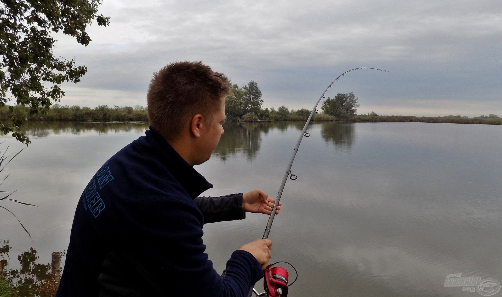 Ha jó helyen csobbant a kosár, akkor a dobást követően rövid időn belül megkezdődhetett a fárasztás. Master Carp Pro feederbotjaim alaposan „foglalkoztatva” voltak ezen a horgásztúrán…