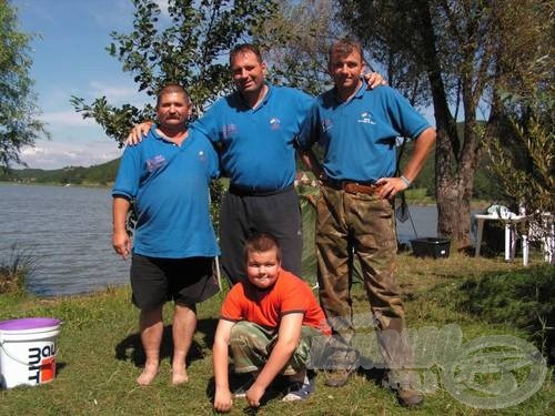 A BSHE-Maconka T. tagjai. Bár jobb helyre sorsoltak volna!