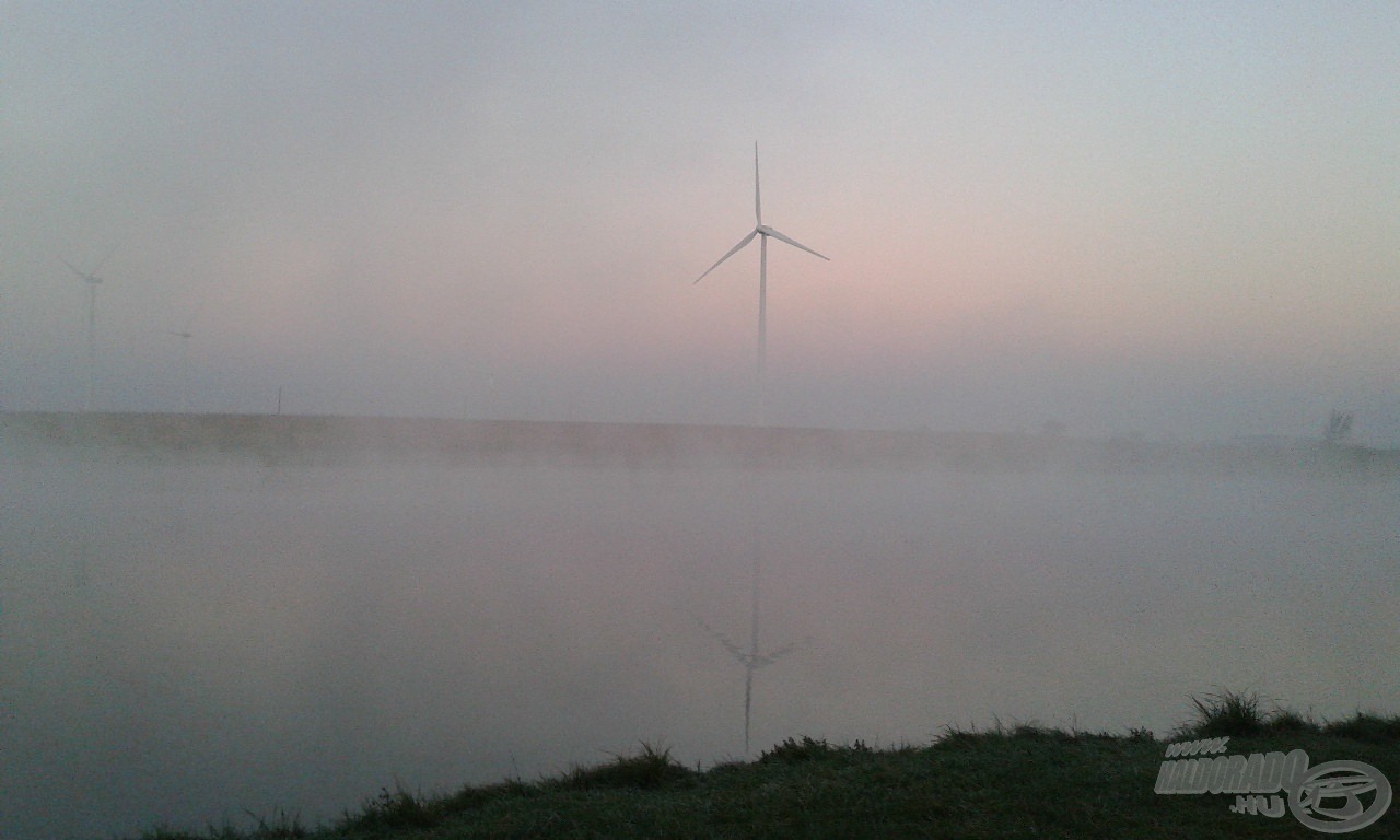Ködös hajnali vízpart