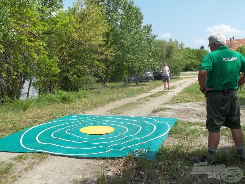 Céldobás versenybotokkal, több távolságból. Kellett a rutin és a finom érzék