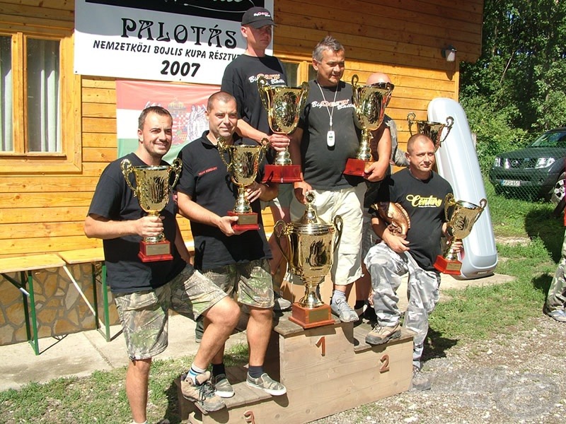 Az első három helyezett csapat fáradtan, de megérdemelten állt a dobogóra