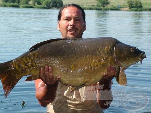 A Pontymánia csapatának tagja, Dredor György 20,45 kg-os tükrösével, mely egyben a verseny egyik legnagyobb pontya is volt