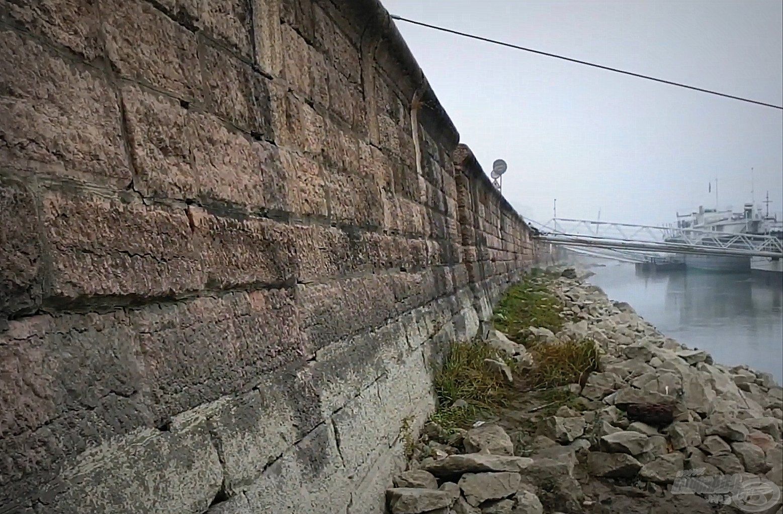 … és a világörökségi oltalom alatt álló, mintegy 4 méter magas kőfal övezi a Duna partját
