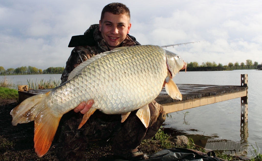 A teszthorgászat legnagyobb haláról - 12,28 kg - három kép készült…