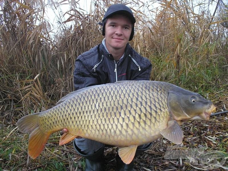 A november végi hideg vízi túra kettes számú 10 feletti versenyzője, nappali megvilágításban, 12,20 kg-mal