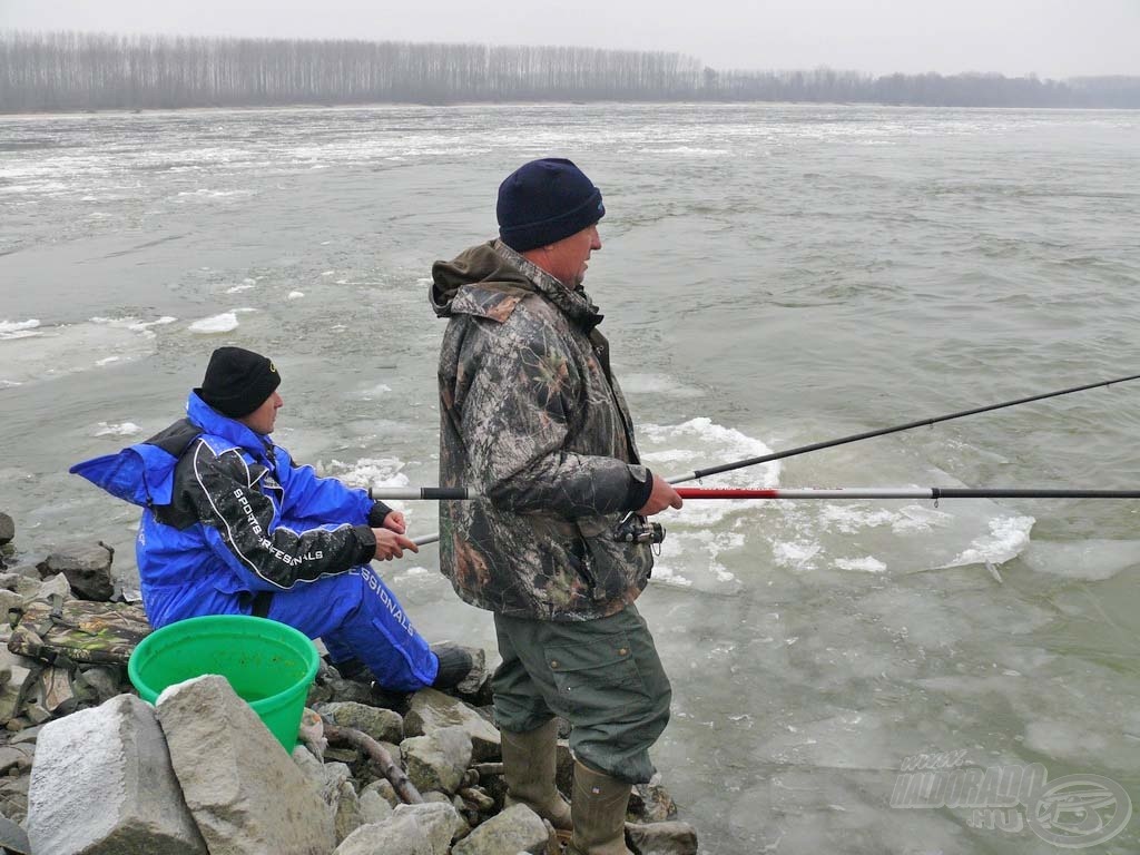 A jégtáblák miatt nemcsak csónakázni, hanem horgászni is szinte lehetetlen. A melegvíz kifolyó azonban eltolja a jégtáblákat, így itt a legnagyobb hidegben is horgászhatunk!