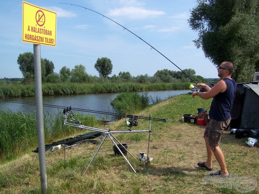 Erre bizonyíték a horgászni tilos tábla! Tehát jelenleg ezen a vízen még szigorúan tilos a horgászat!